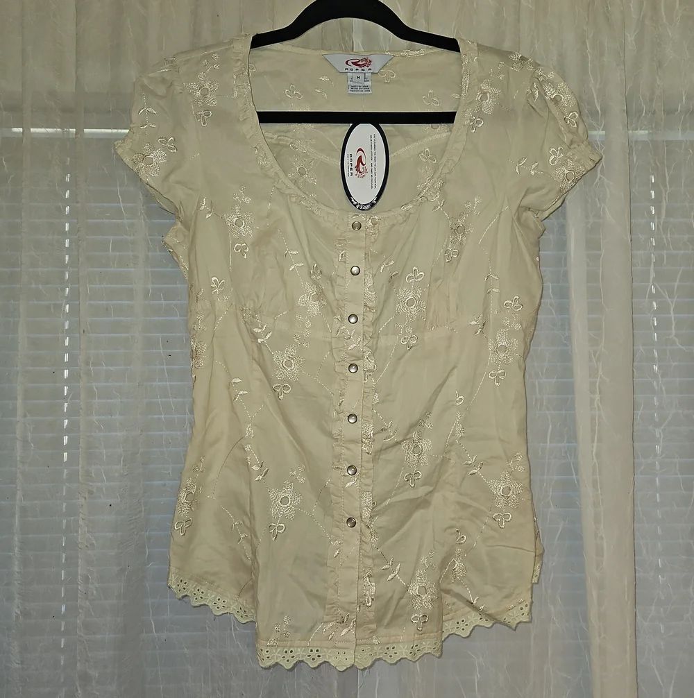 Roper Embroidered Cream Button-Front Women’s Top